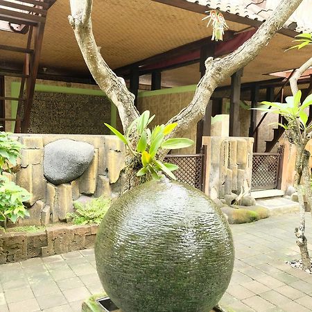 Kerti Beach Bungalow And Restaurant Падангбай Екстериор снимка