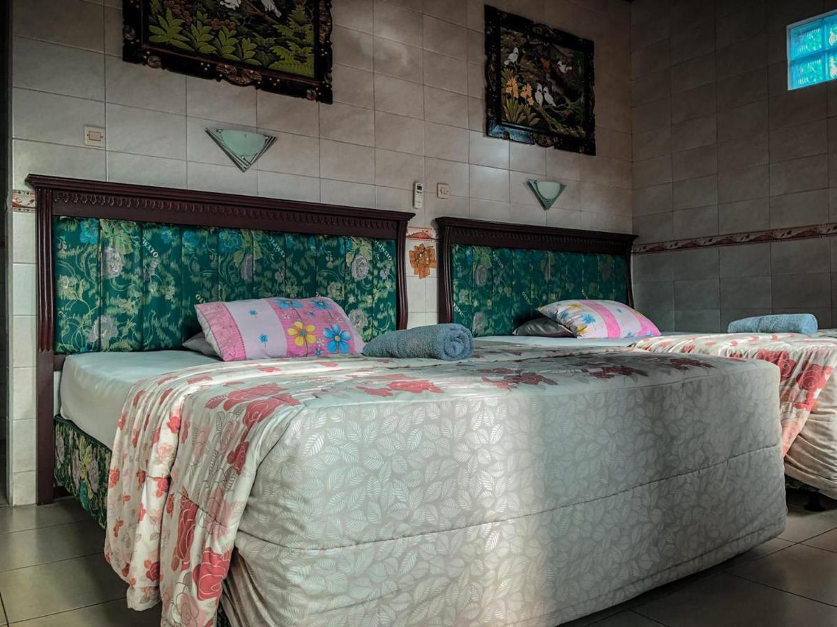 Kerti Beach Bungalow And Restaurant Падангбай Екстериор снимка