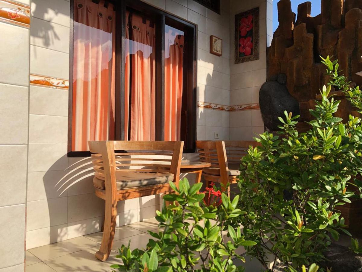 Kerti Beach Bungalow And Restaurant Падангбай Екстериор снимка