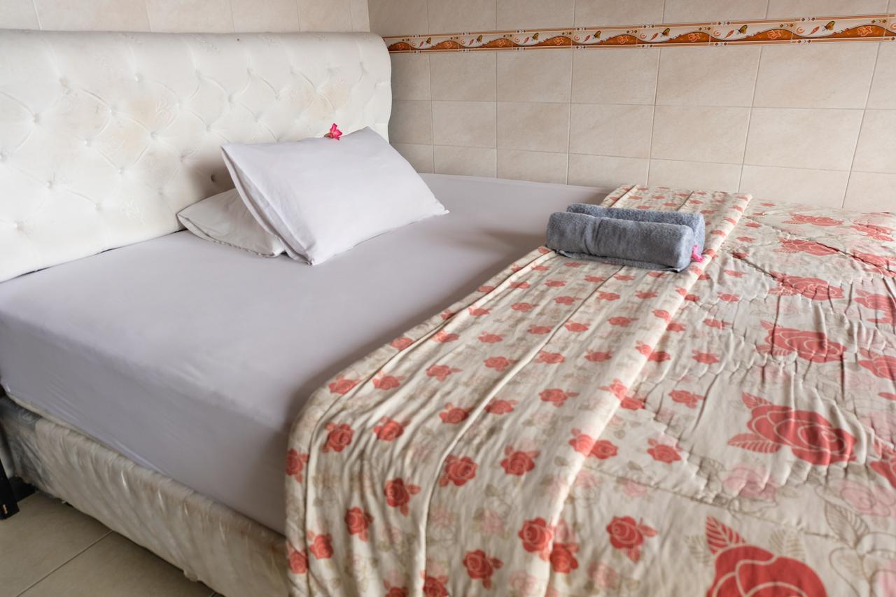 Kerti Beach Bungalow And Restaurant Падангбай Екстериор снимка