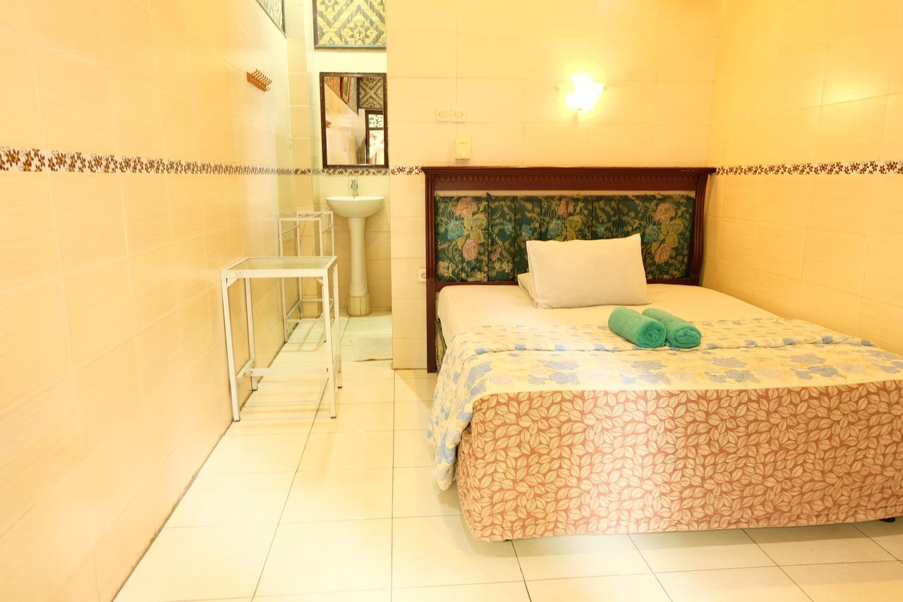 Kerti Beach Bungalow And Restaurant Падангбай Екстериор снимка