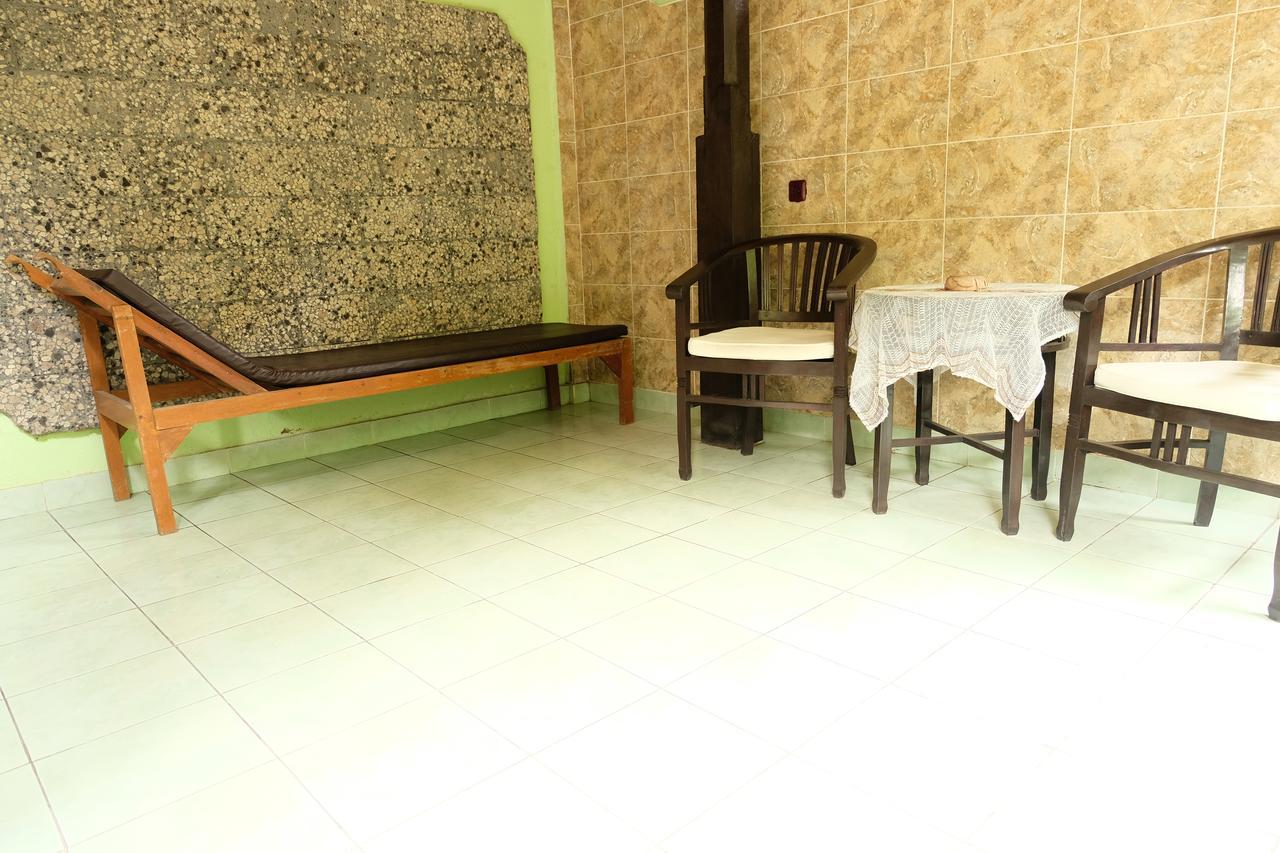 Kerti Beach Bungalow And Restaurant Падангбай Екстериор снимка