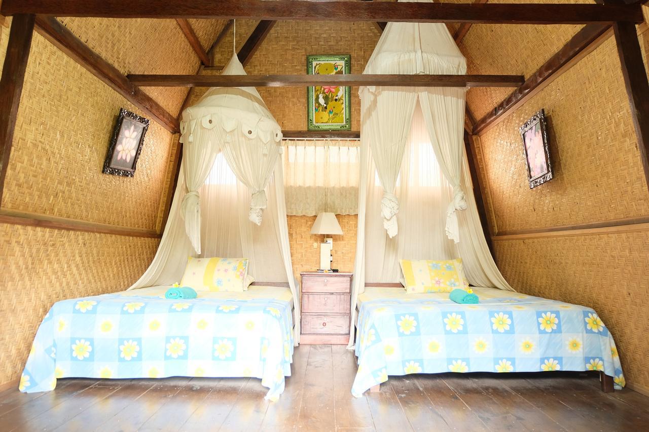 Kerti Beach Bungalow And Restaurant Падангбай Екстериор снимка