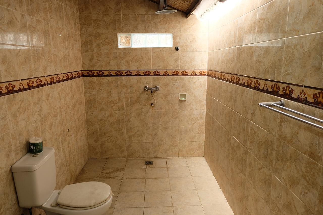 Kerti Beach Bungalow And Restaurant Падангбай Екстериор снимка